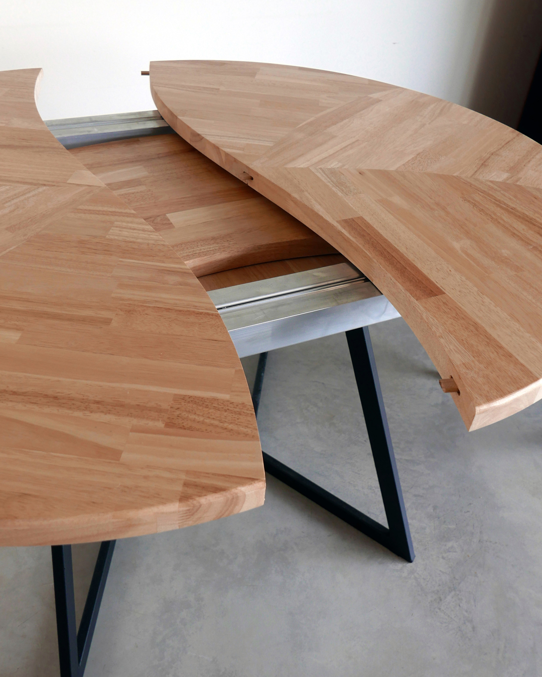 Ouverture de la table ROSACE sur rails avec rallonge rangée sous le plateau