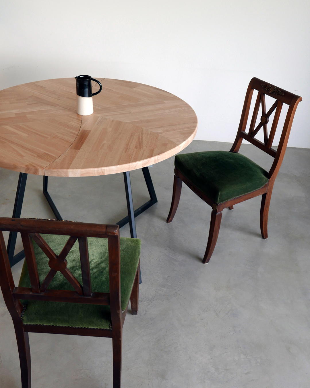 Table ROSACE ronde en bois massif avec pied trapèze noir