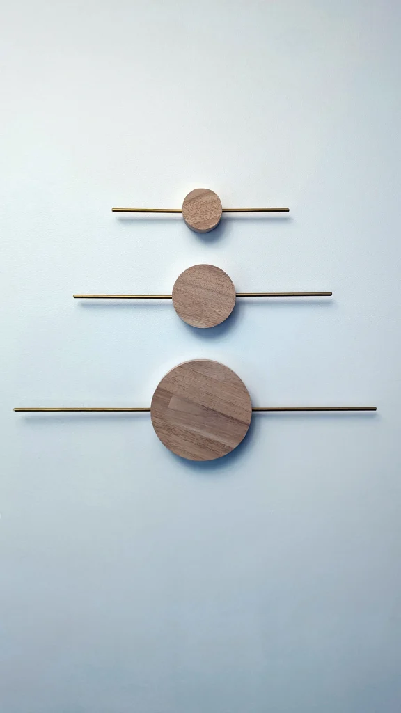 Porte-bijoux muraux SILA en bois et laiton : vue en situation