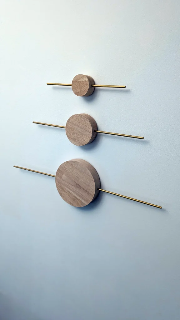 Porte-bijoux muraux SILA en bois et laiton : vue en situation