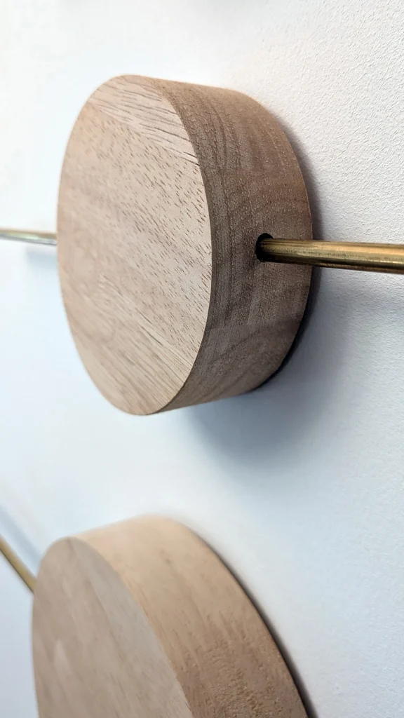 Porte-bijoux muraux SILA en bois et laiton : vue en situation
