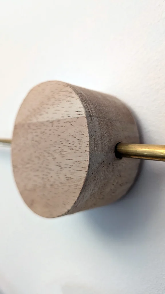 Porte-bijoux muraux SILA en bois et laiton : vue en situation
