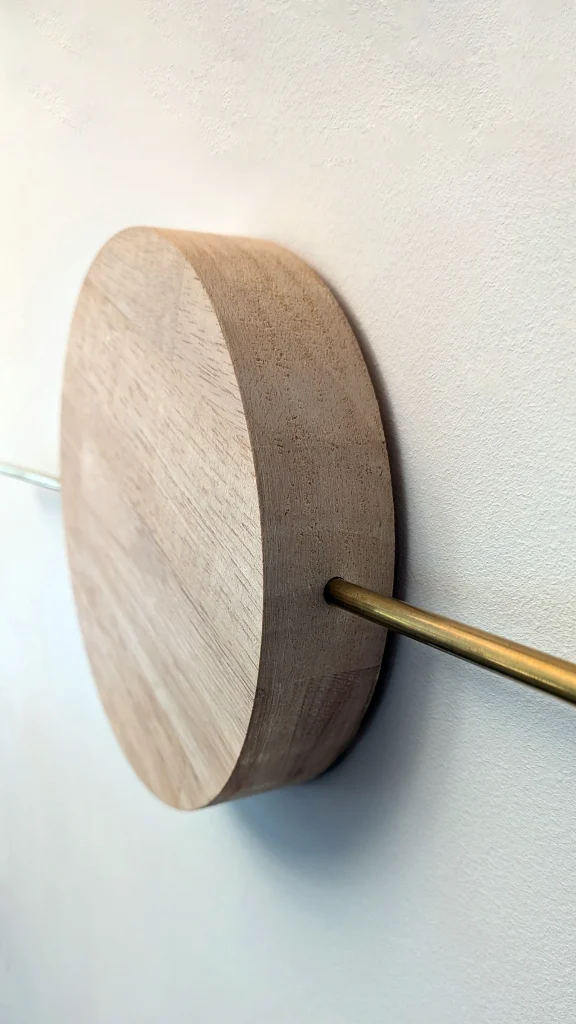 Porte-bijoux muraux SILA en bois et laiton : vue en situation