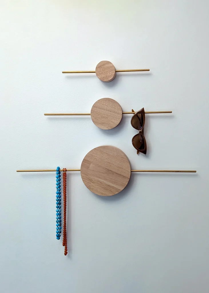 Porte-bijoux muraux SILA en bois et laiton : vue en situation