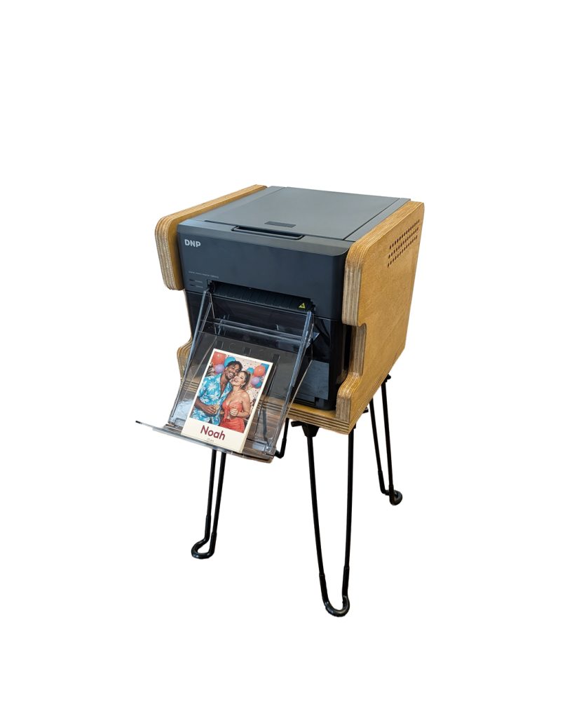 Imprimante DNP QW410 dans son habillage en bois sur pieds métalliques