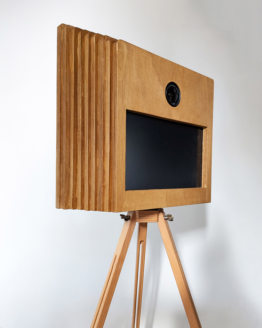 Détail du photobooth MIRA : boîtier en bois et objectif photo